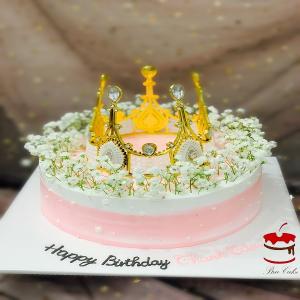 Bánh Kem Màu Hồng Gắn Vương Miện Vàng - MC44